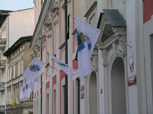 Budynki publiczne przystrojone flagami z czarnym kirem