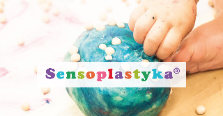 Napis o treści sensoplastyka. Za nim dłonie wyklejają wzorek na niebieskiej kulce.