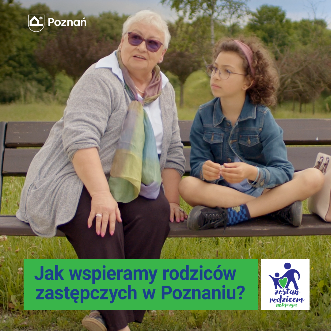 Zdjęcie, seniorka z dzieckiem siedzącą na ławce w parku.