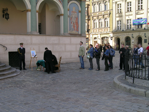 Kolejka do księgi kondolencyjnej