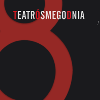 Logotyp Teatru. Na czarnym tle fragment cyfry osiem w kolorze ciemnoczerwonym. W górnej części grafiki napis białymi i czerwonymi literami Teatr Ósmego Dnia.