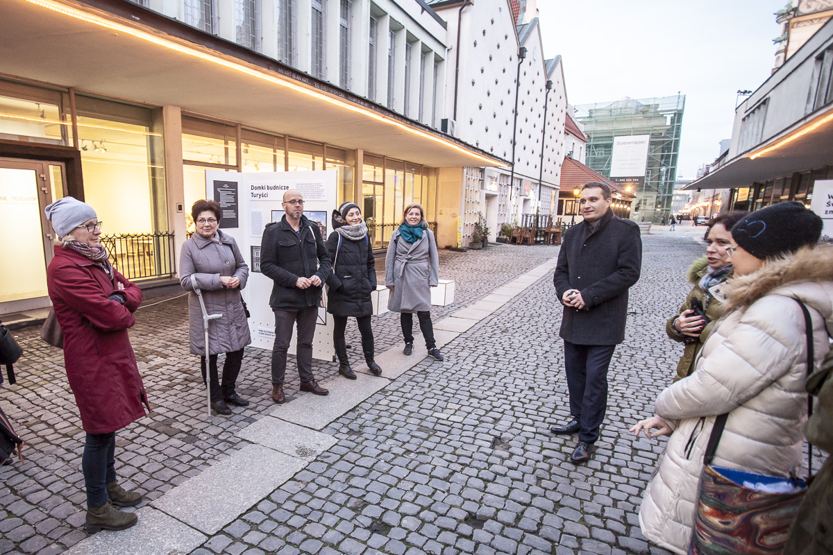 Fotografia przedtawia otwarcie wystawy "W sercu miasta i ludzi" prezentującą przestrzeń i mieszkańców Starego Miasta