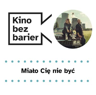 Grafika przedstawia logo Kina bez barier na białym tle i kadr z filmu w okręgu. Kadr przedstawia kobietę siedzącą na masce samochodu i mężczyznę, który się o niego opiera.