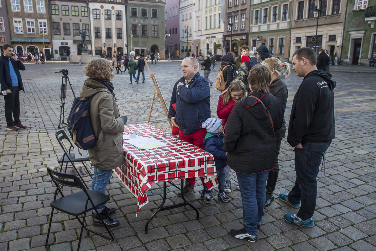 Fotografia przedstawia punkt konsultacyjny dotyczący uchwały o utworzeniu parku kulturowym