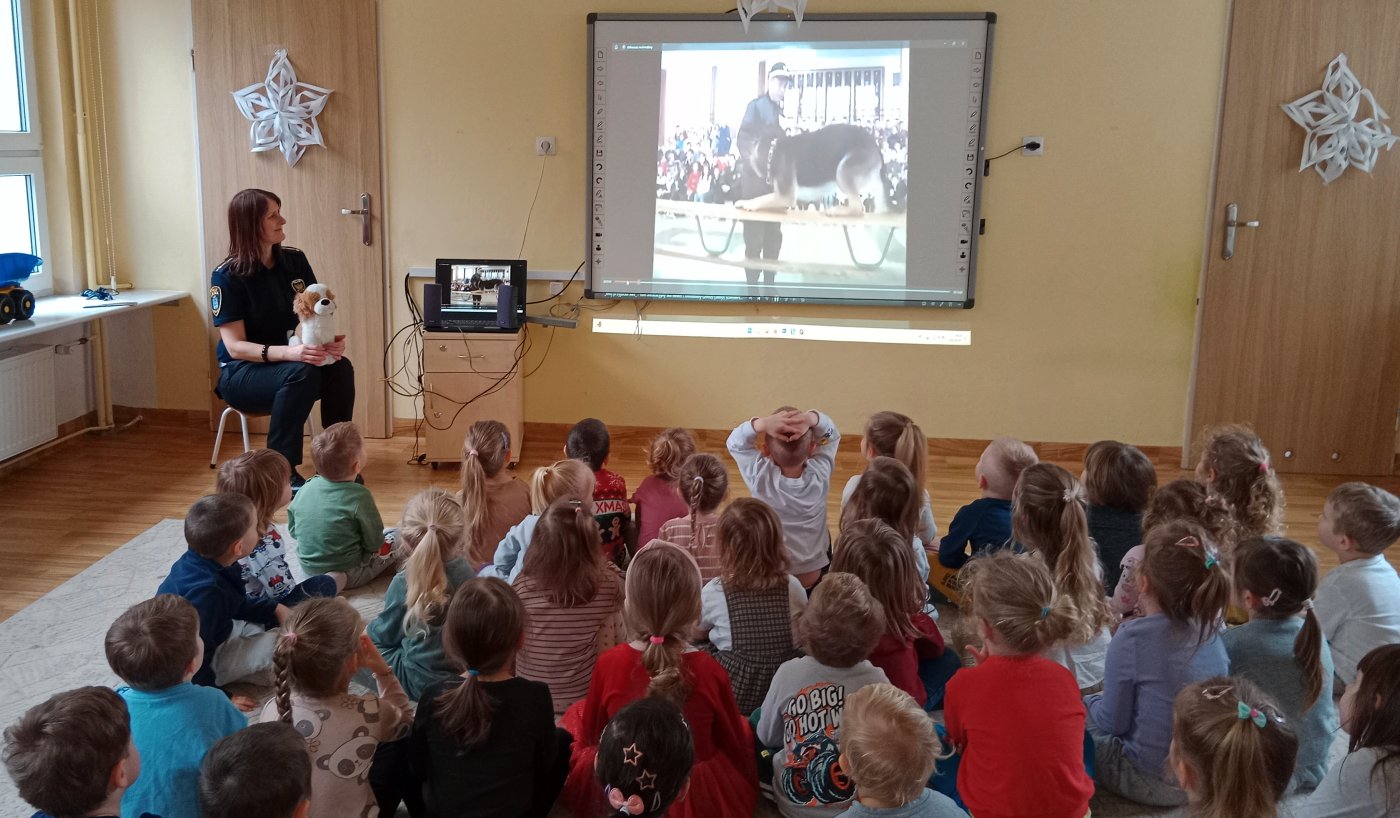 dzieci oglądają film o służbie psa w różnych specjalnościach