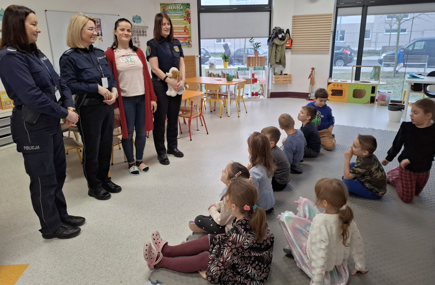 strażniczka i policjantki przedstawiają przedszkolakom cel wizyty