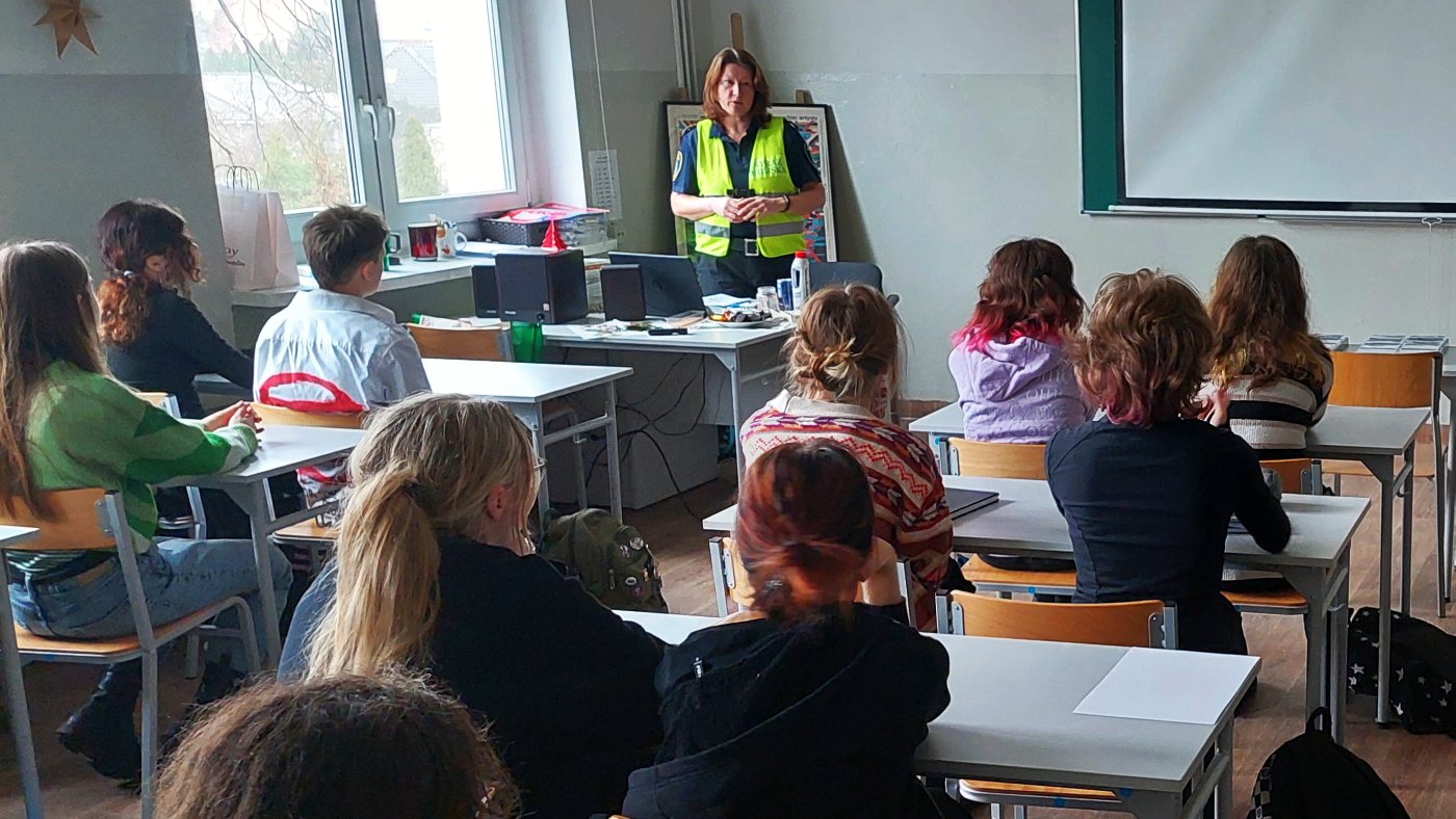 strażniczka omawia wpływ środków psychoaktywnych na organizm człowieka