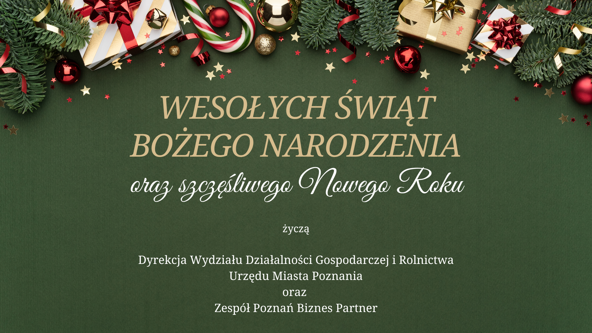 Grafika z życzeniami z okazji Świąt Bożego Narodzenia. Na zielonym tle u góry grafiki są elementy związane ze świętami: złote prezenty z czerwonymi wstążkami, bombki złote i czerwone, kolorowy lizak śweiąteczny oraz gałązki - grafika artykułu