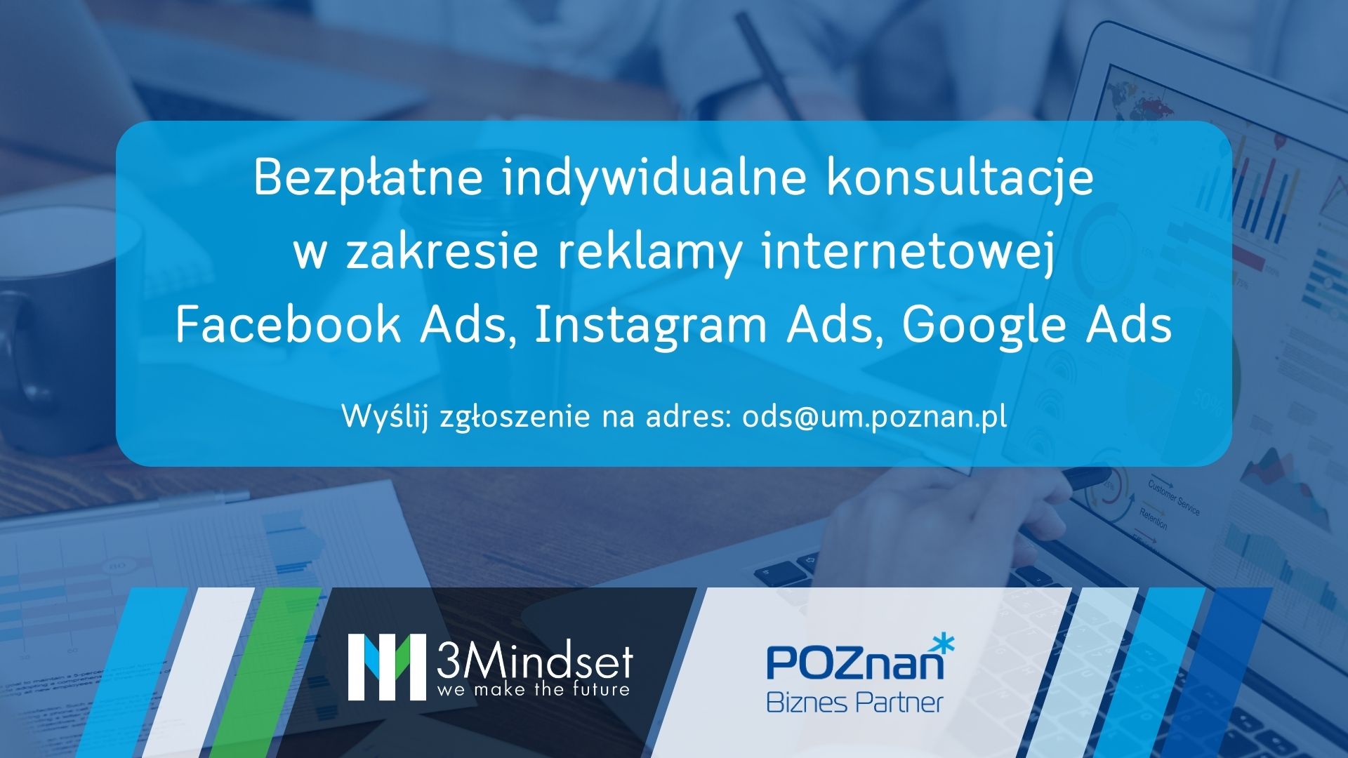 Grafika promująca bezpłatne indywidualne konsultacje z zakresu reklamy internetowej. Na środku na błękitnym prostokącie tytuł konsultacji. W tle delikatnie przebija się zdjęcie biurka pełnego dokumentów, na którym stoją dwa kubki oraz laptop. W dolnej części grafiki logotypy agencji 3Mindset oraz Poznań Biznes Partner - grafika artykułu