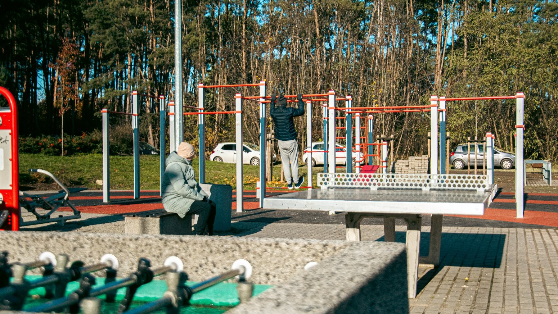 Na zdjęciu urządzenia na placu zabaw