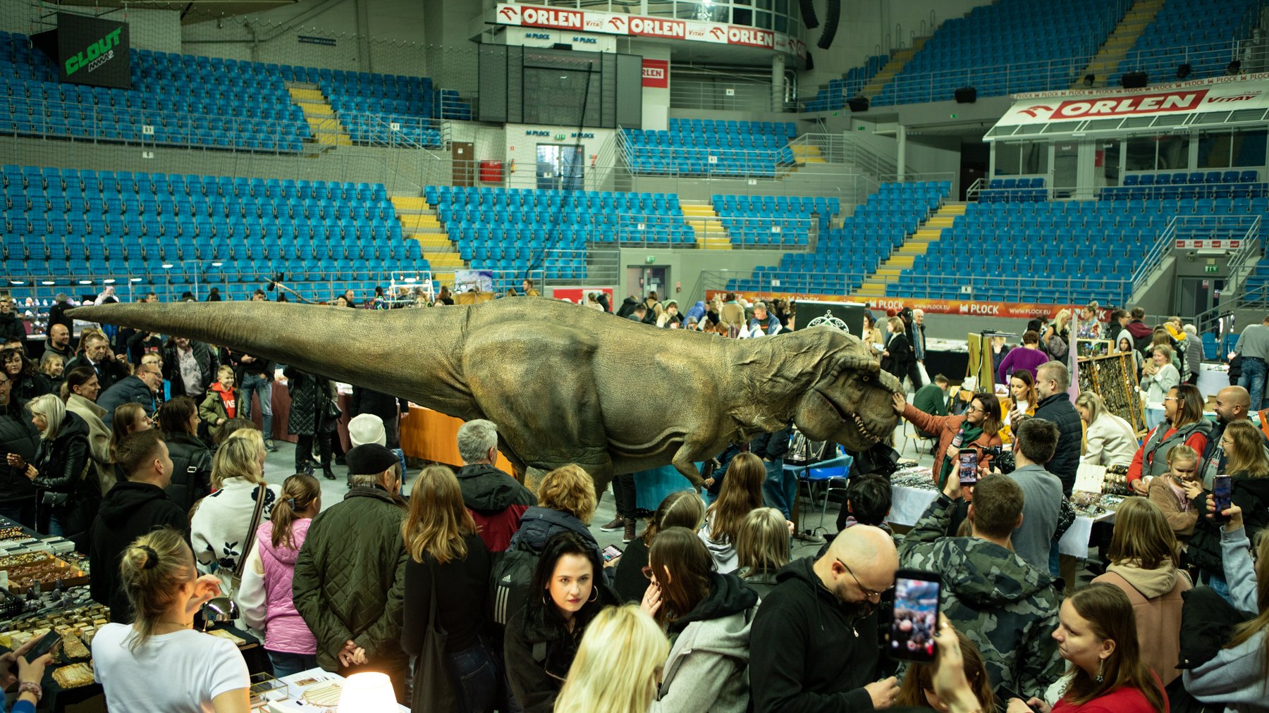 Zdjęcie ze spaceru dinozaura podczas giełdy Interstone