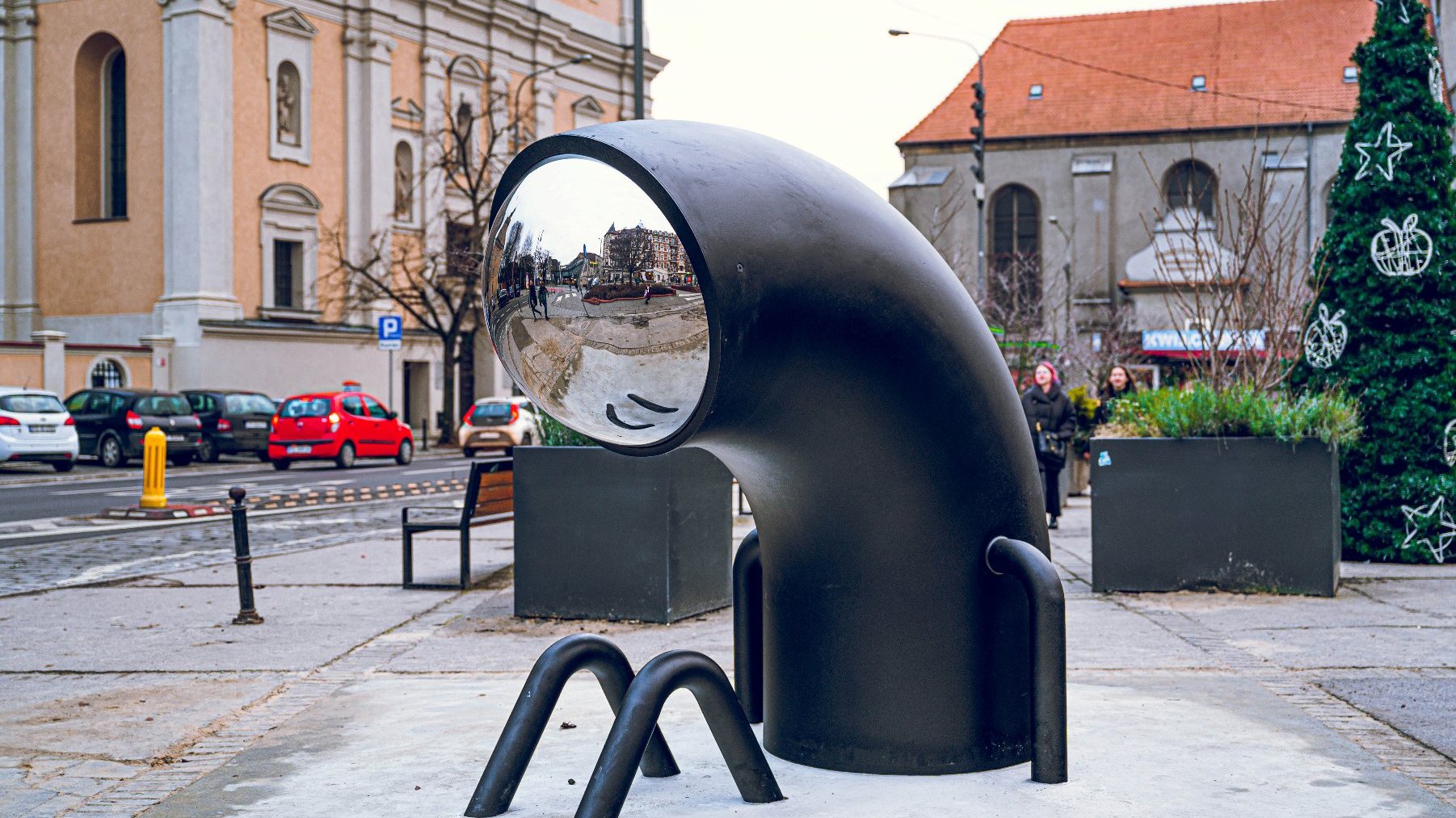 Na zdjęciu rzeźna przedstawiająca Watchera, w miejscu oka ma duże lustro