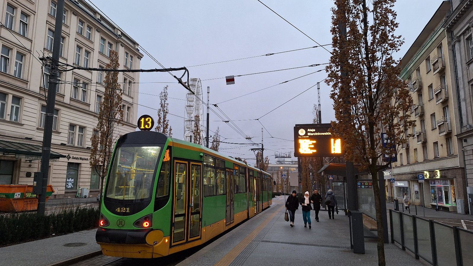 Galeria zdjęć tramwajów jadących w centrum