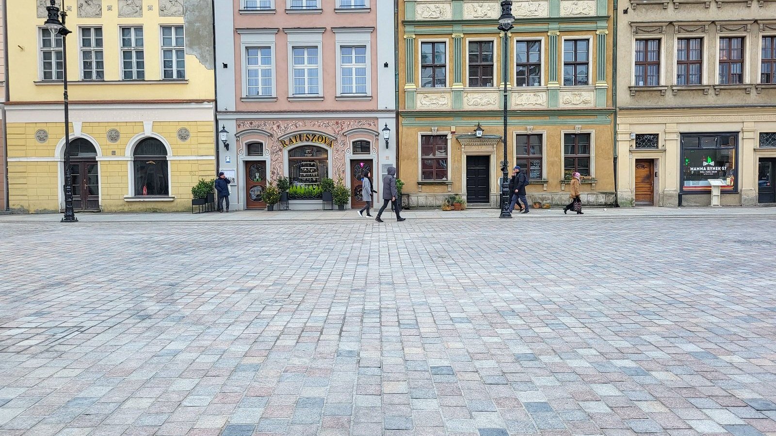 Galeria zdjęć ze Starego Rynku z nową nawierzchnią, drzewami i oświetleniem