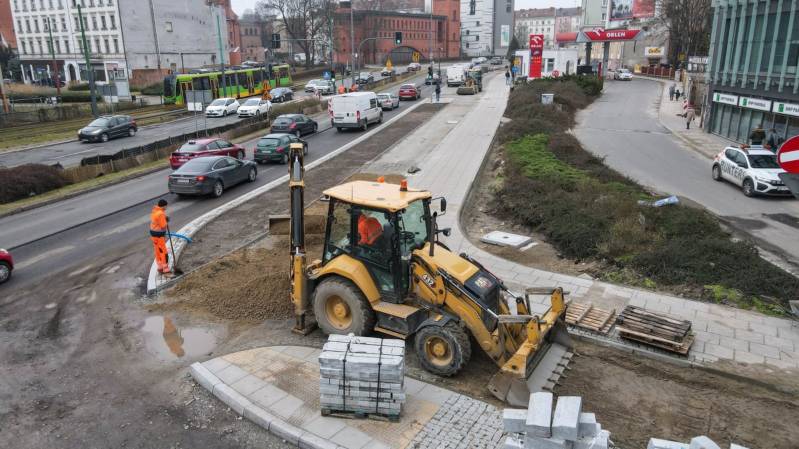 Na zdjęciu budowa drogi rowerowej, na pierwszym planie koparka