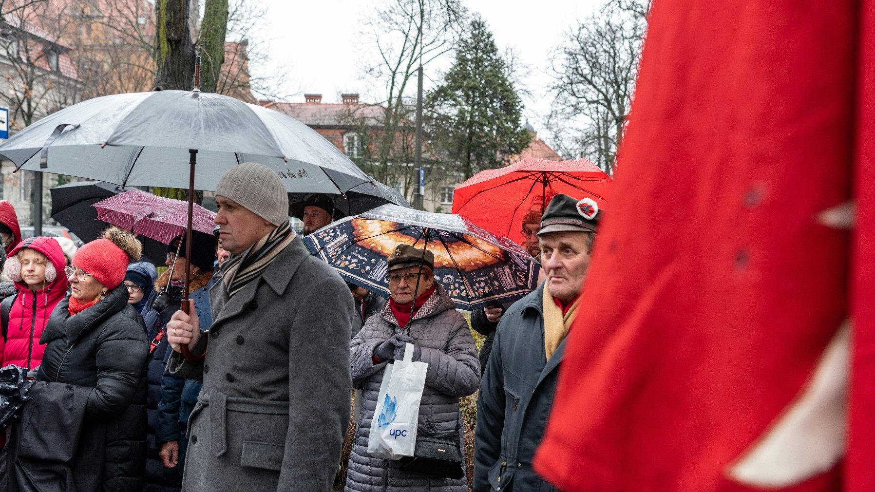 Galeria zdjęć przedstawia uroczystości z okazji 105. rocznicy podpisania rozejmu w Trewirze. Na fotografiach widać, m.in. uczestników obchodów i poczty sztandarowe.