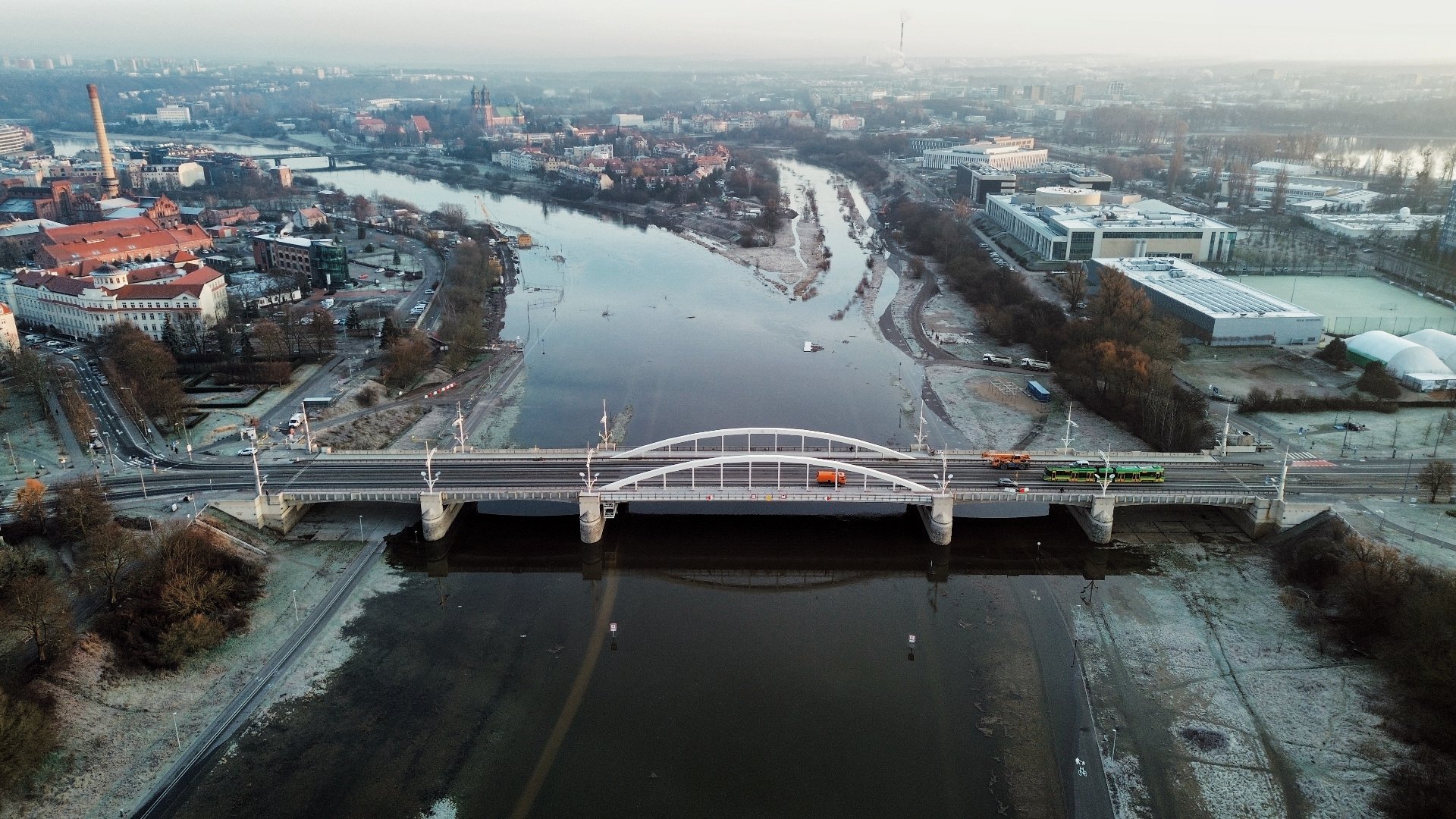 Zdjęcie przedstawia zalaną wodą Wartostradę.