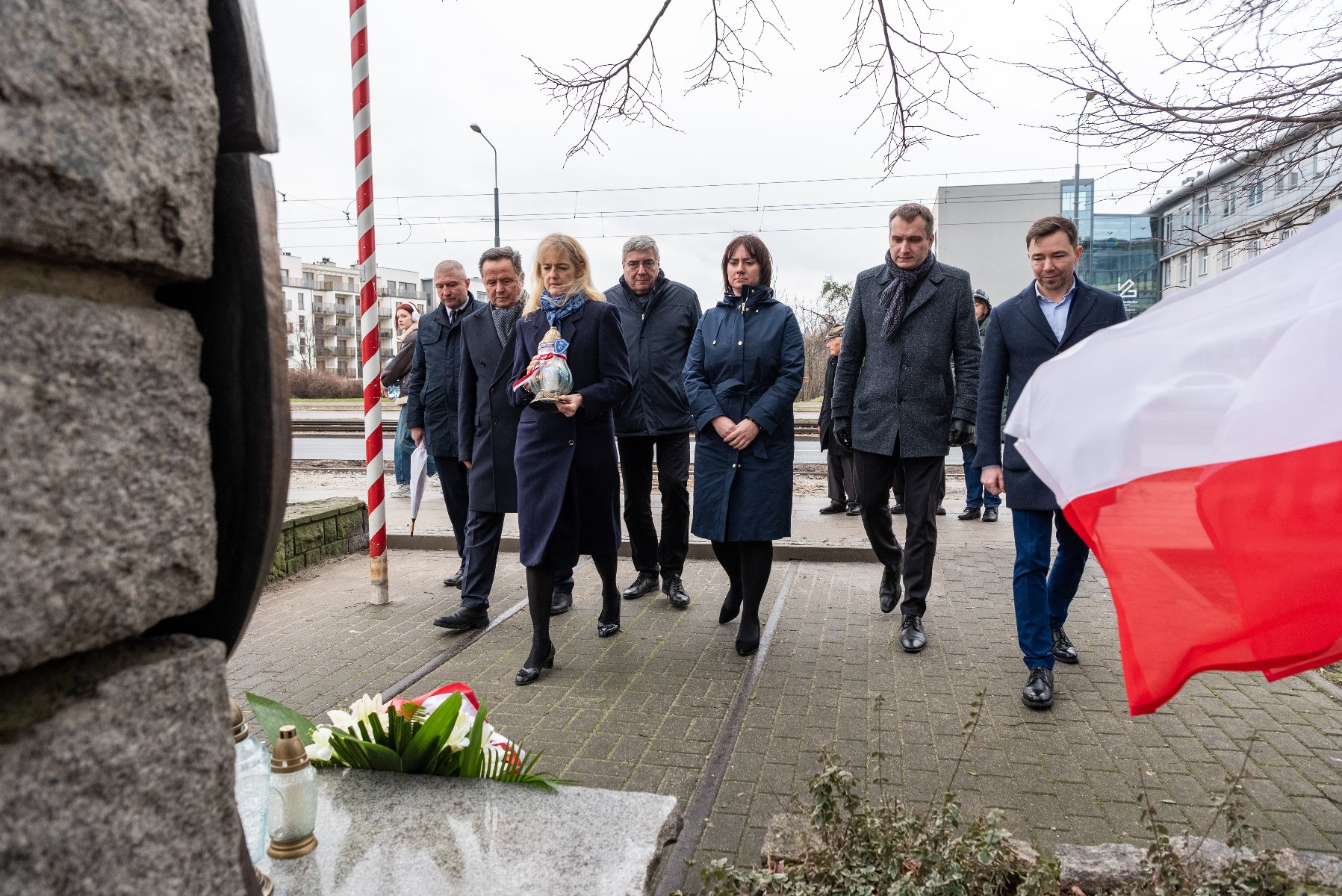 Galeria zdjęć przedstawia uroczyste złożenie kwiatów pod pomnikiem upamiętanijącym Akcję Bollwerk. - grafika artykułu