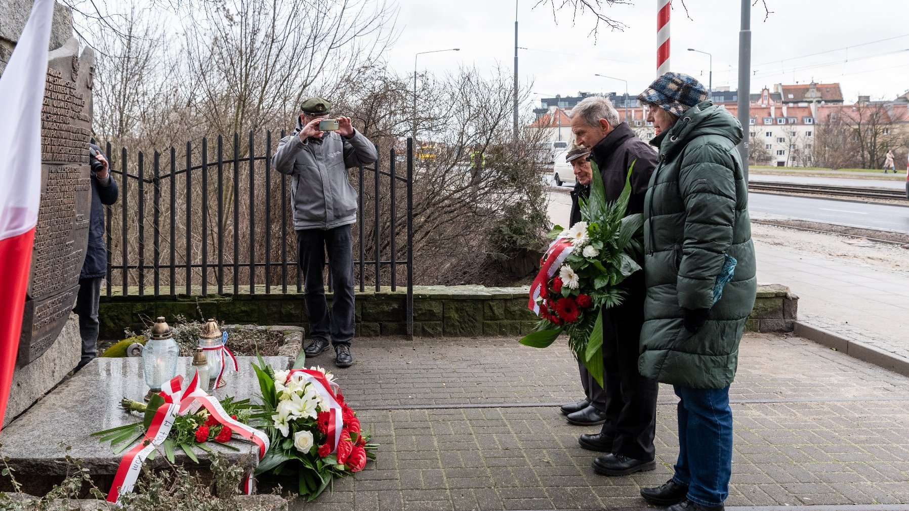 Galeria zdjęć przedstawia uroczyste złożenie kwiatów pod pomnikiem upamiętanijącym Akcję Bollwerk.