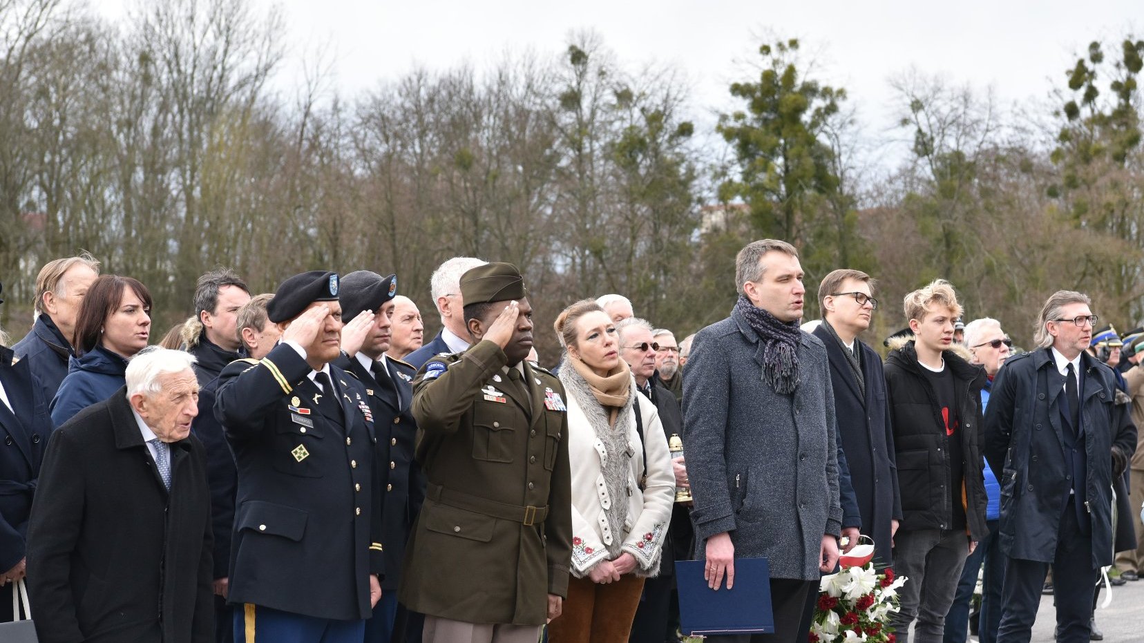 Zdjęcie przedstawia uczestników uroczystości.