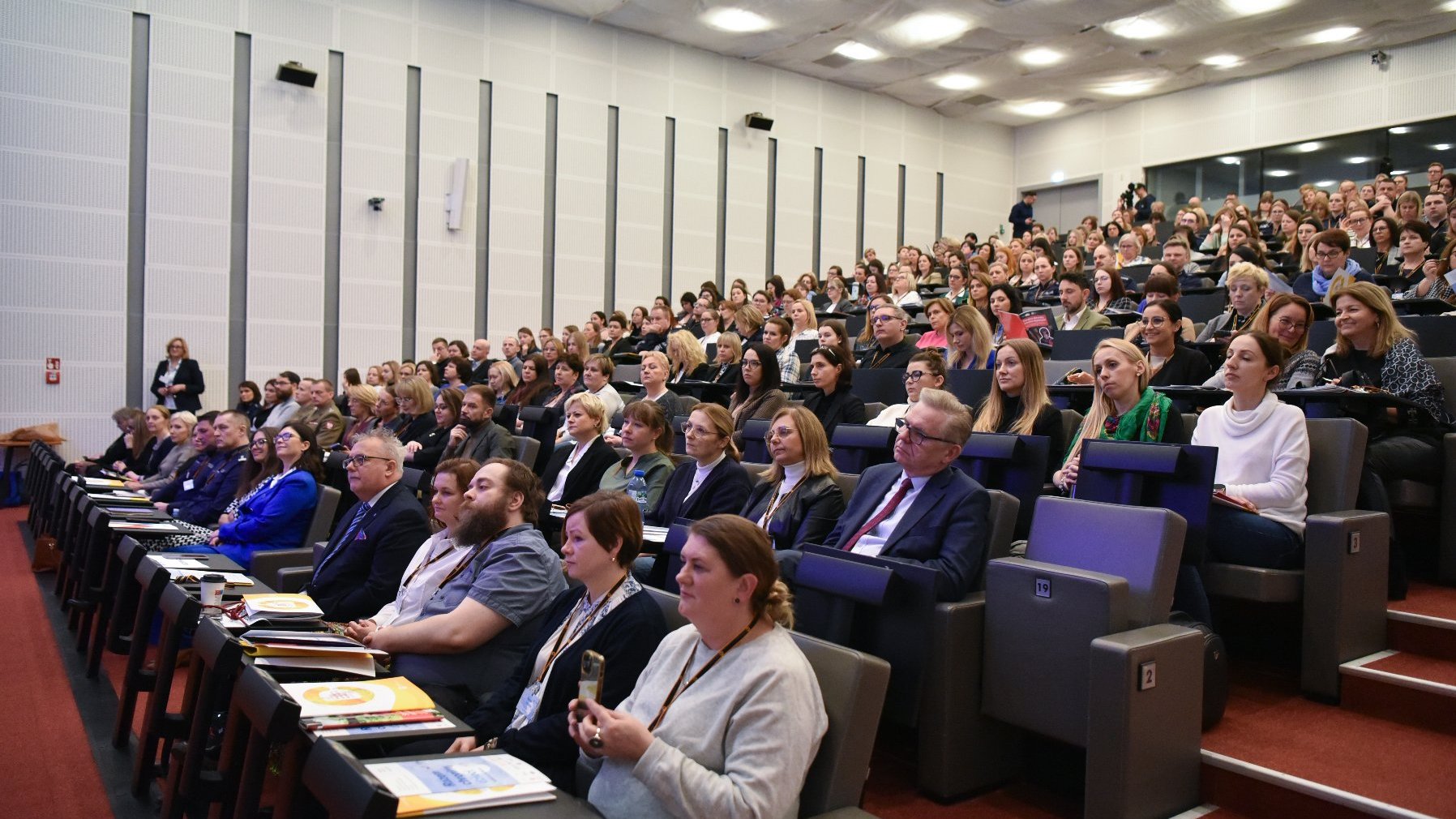 Na zdjeciu sala konferencyjna wypełniona ludźmi