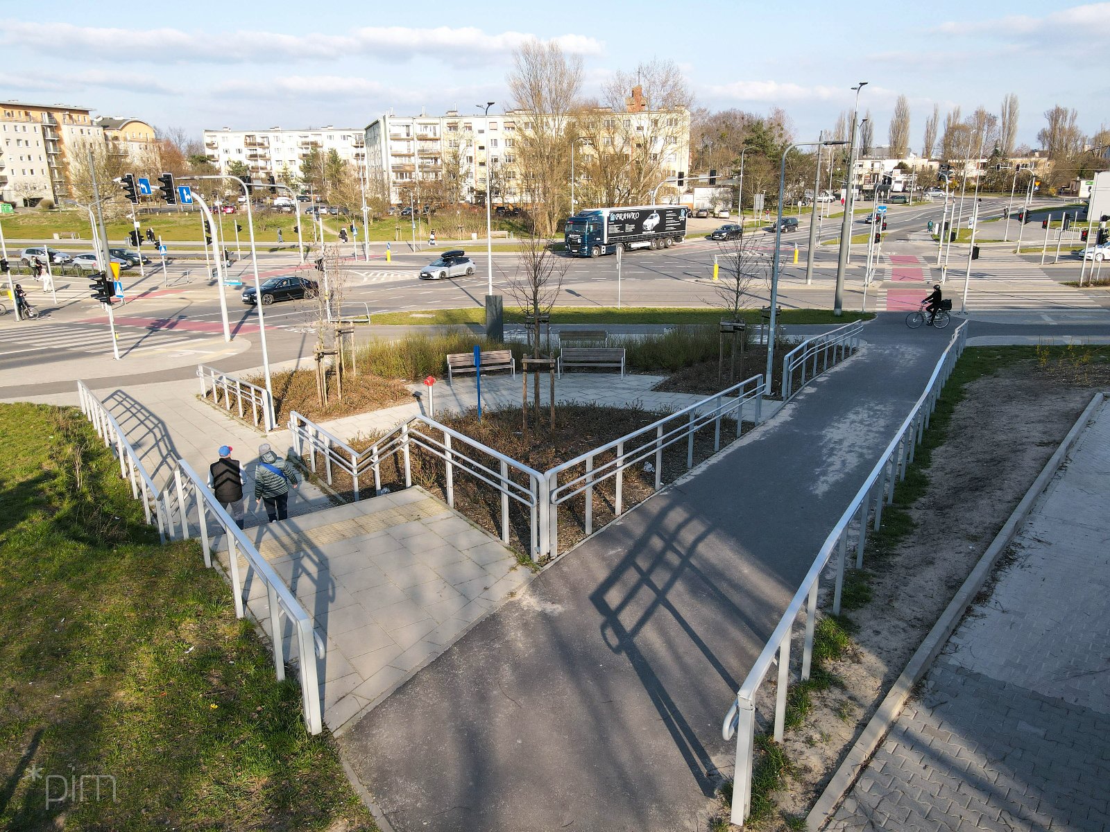 Na zdjęciu widać podjazd dla wózków. W tle jezdnia i poruszające się po niej samochody. - grafika artykułu