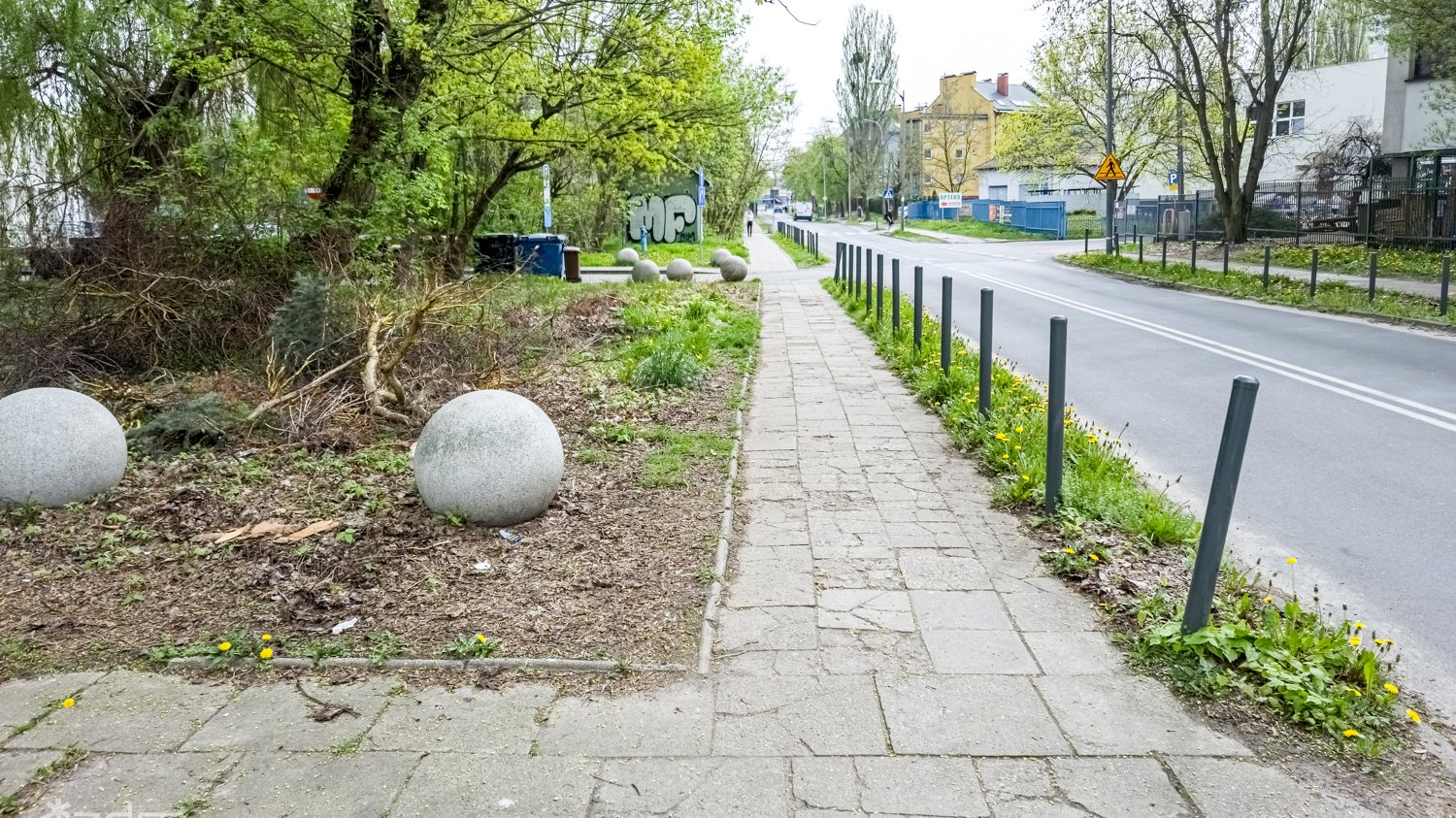 Galeria zdjęć z ul. Rocha sprzed przebudowy chodnika