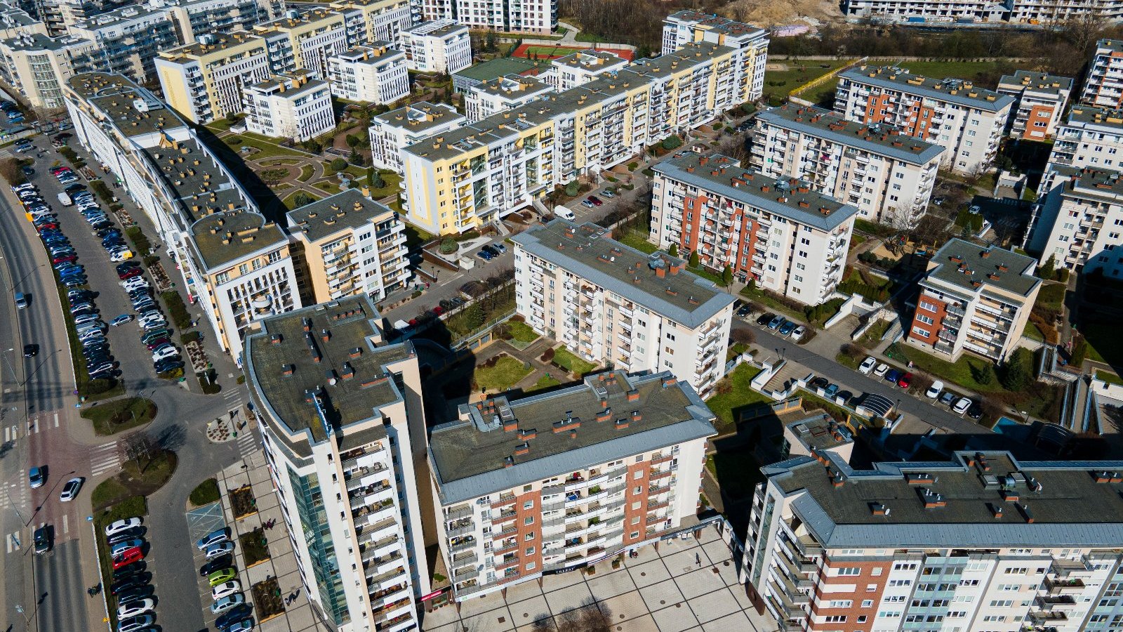 Zdjęcie bloków na Polance. W tle widać Jezioro Maltańskie