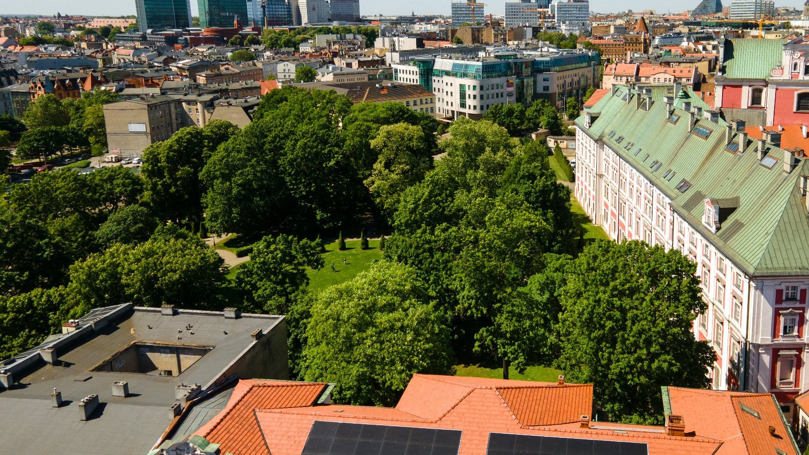 Zdjęcie przedstawia urząd miasta z góry. Na dachu widać panele fotowoltaiczne.