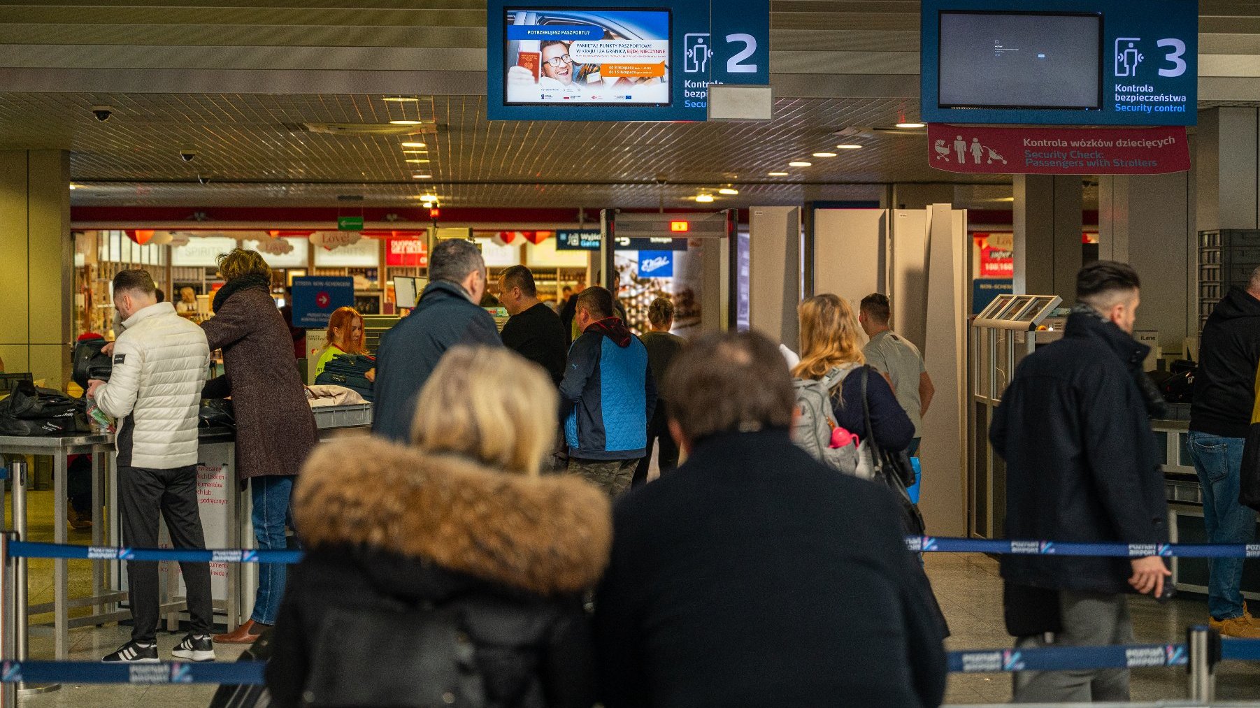 Pasażerowie wchodzący do samolotu na lotnisku Ławica