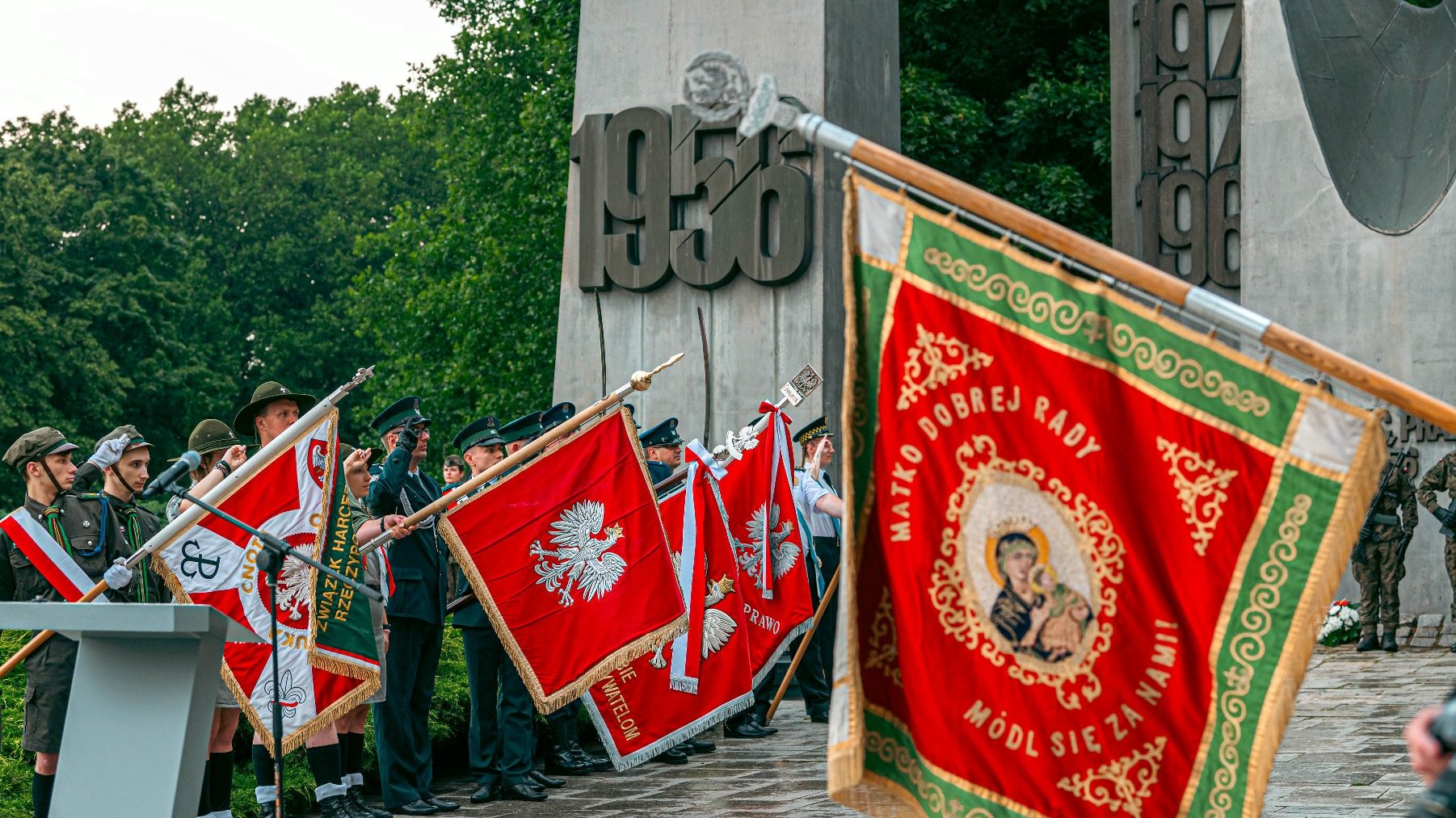 Na zdjęciu poczty sztandarowe w pokłonie przed pomnikiem Czerwca