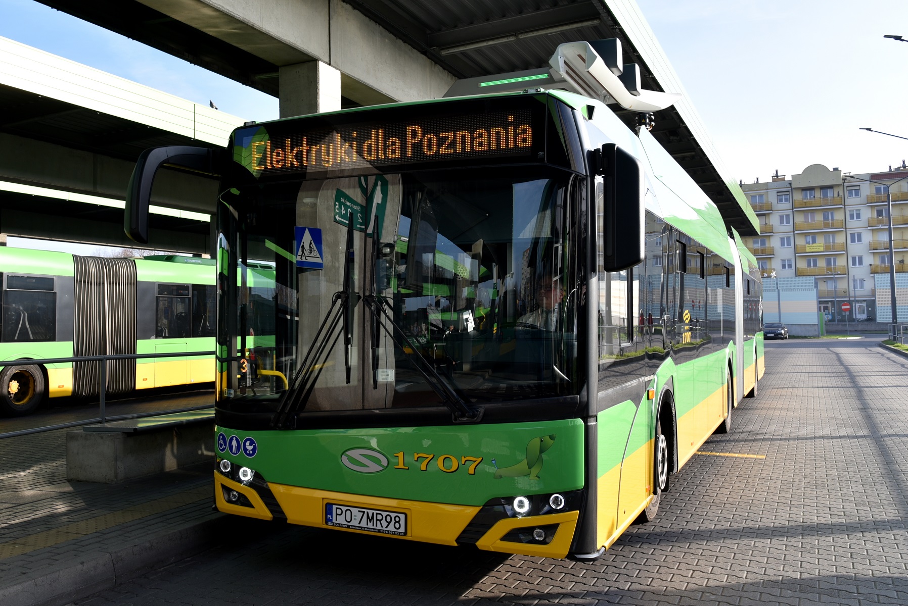 Zdjęcie przedstawia elektryczny autobus stojący na petli i napis "Eletryki dla Poznania" - grafika artykułu