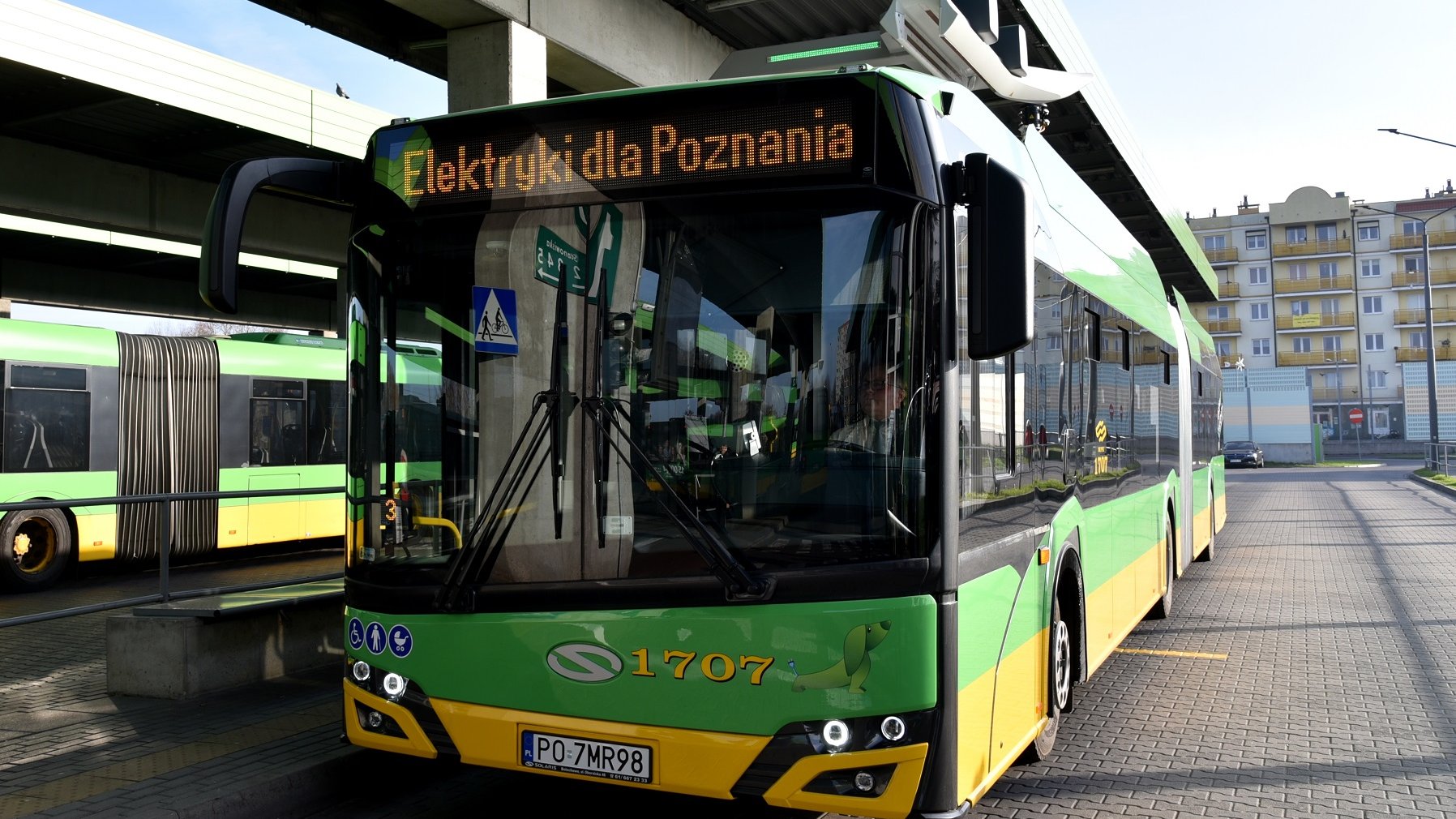 Zdjęcie przedstawia elektryczny autobus stojący na petli i napis "Eletryki dla Poznania"