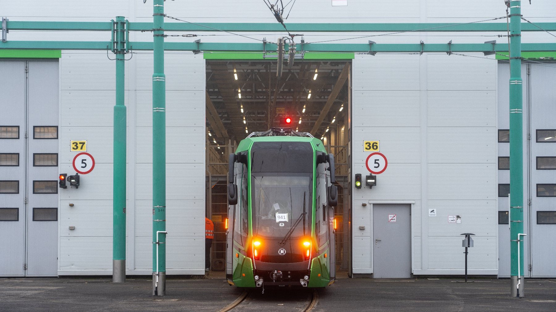 Na zdjęciu tramwaj wyjeżdżajacy z zajezdni