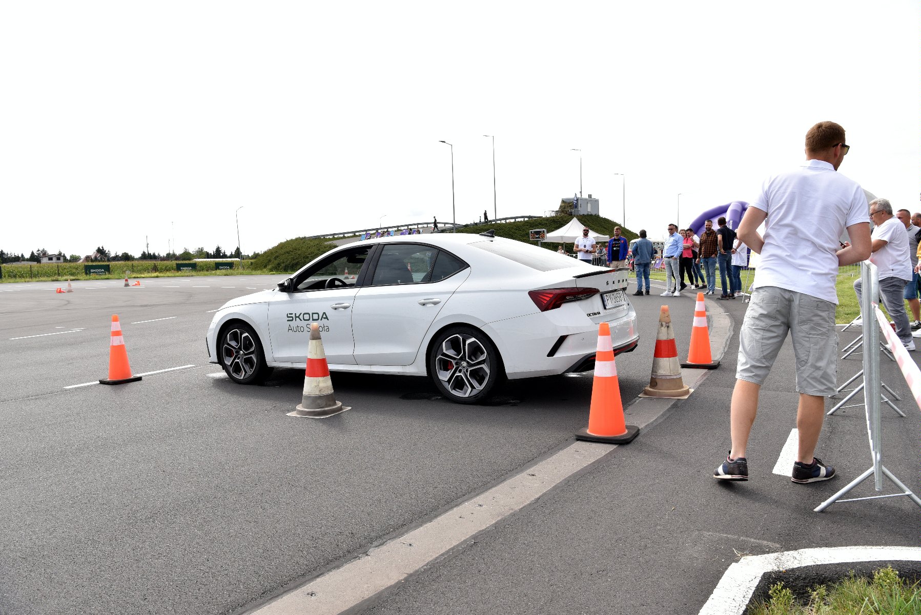 Zdjęcie podczas imprezy "Poznański Taksówkarz Roku 2023" wykonane na torze Hipodrom Poznań, na zdjęciu widoczny jest samochód marki Skoda.