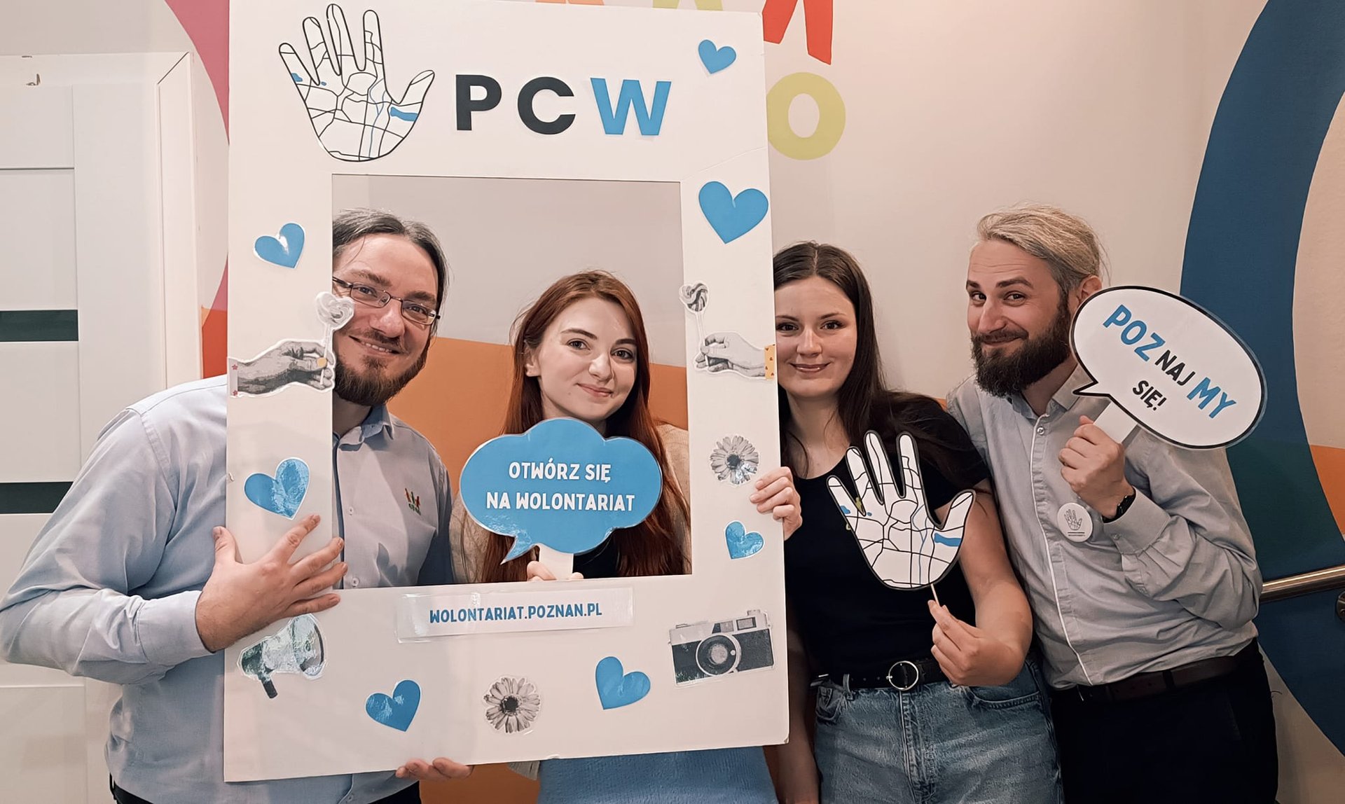 Poznańskie Centrum Wolontariatu organizuje szkolenia dla wolontariuszy i koordynatorów wolontariatu Na zdjęciu chmura z napisem: otwórz się na wolontariat