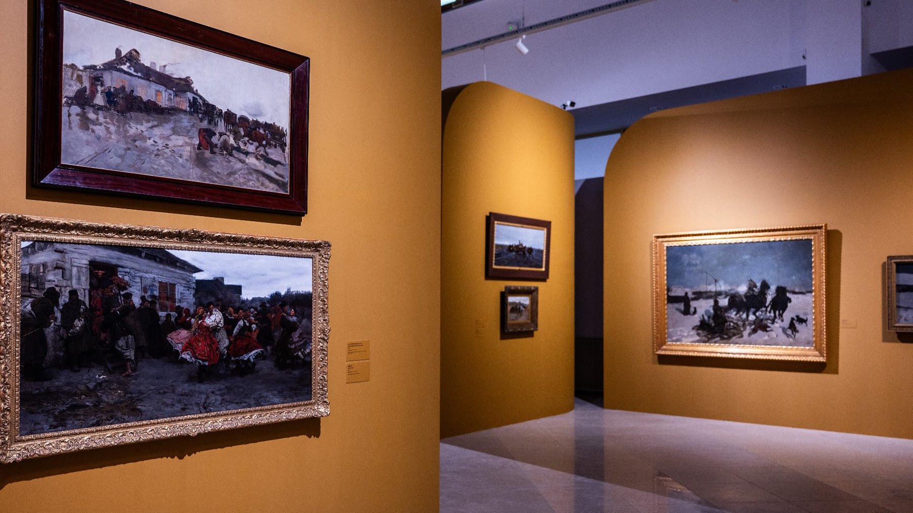 Na zdjęciu wnętrze muzeum, widać obrazy na ścianach