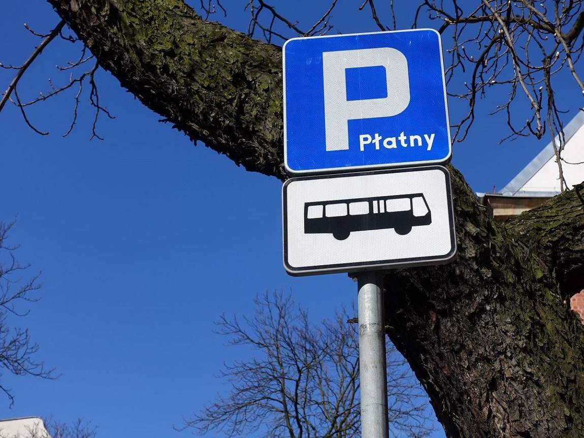 Znak drogowy oznaczający parking płatny dla autobusów turystyczbych - grafika artykułu