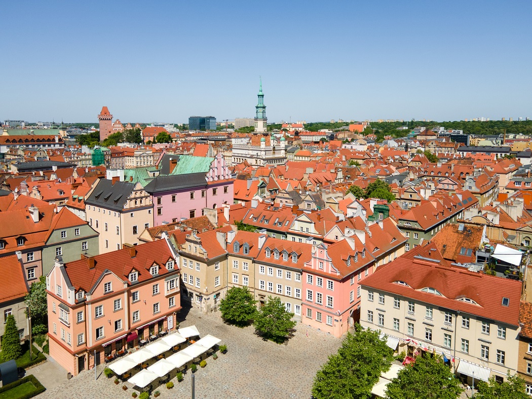 widok z lotu ptaka na fragment placu Kolegiackiego i panoramę Starego Rynku słoneczny dzień - grafika artykułu