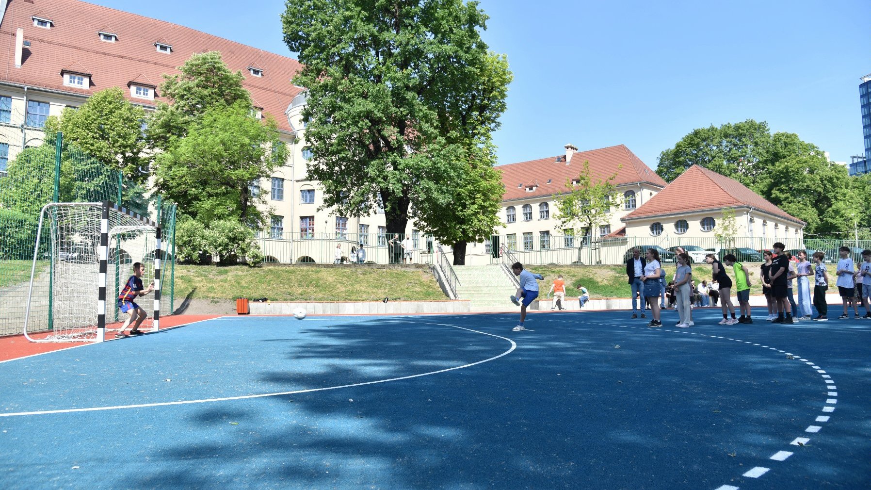 Uczniowie poznańskiego Zespołu Szkół nr 5 przy ul. Różanej zyskali nowe miejsce do ćwiczeń. Powstało tam wielofunkcyjne boisko.