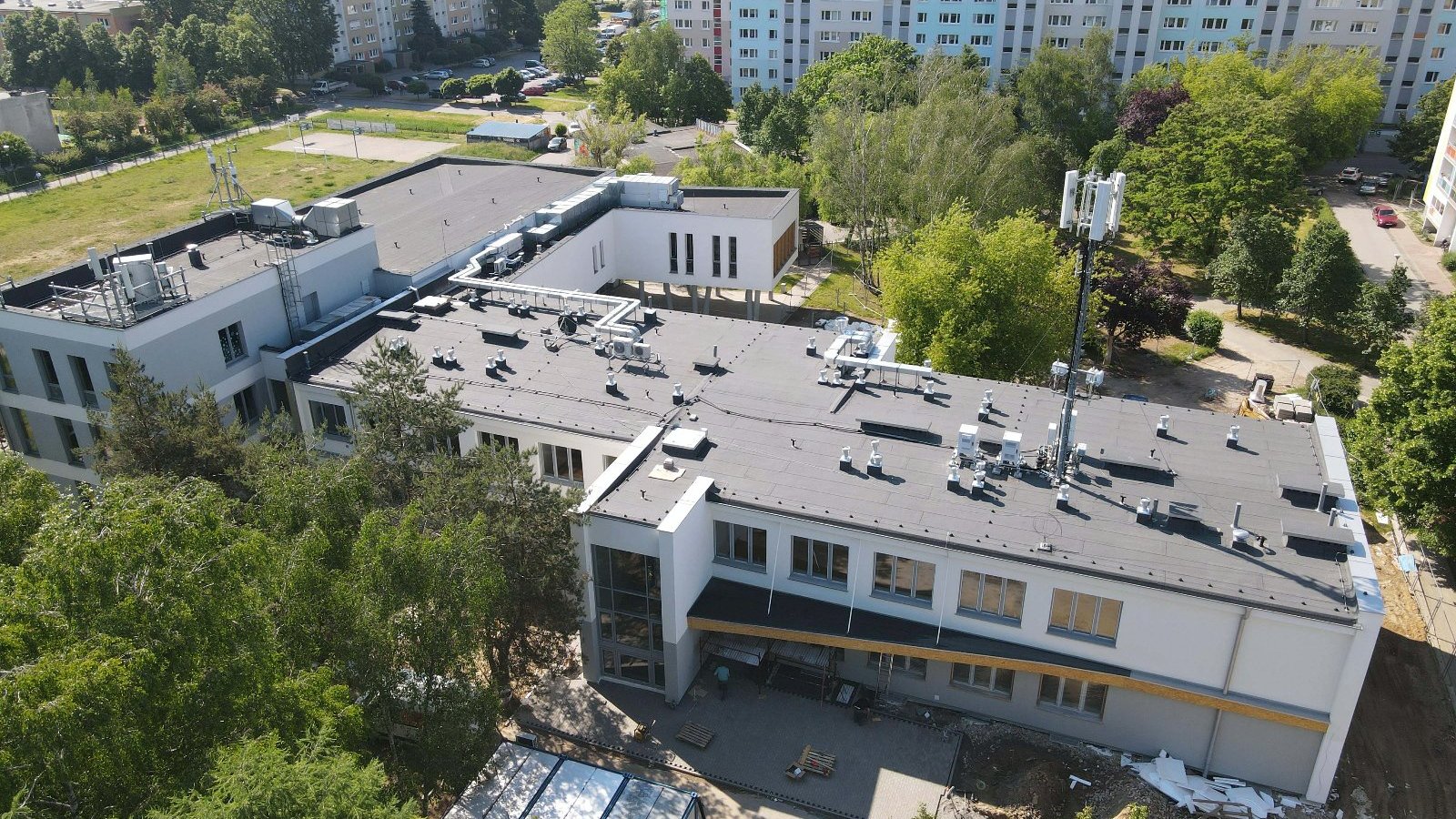 Zdjecie przedstawia budynek szkoły z góry.