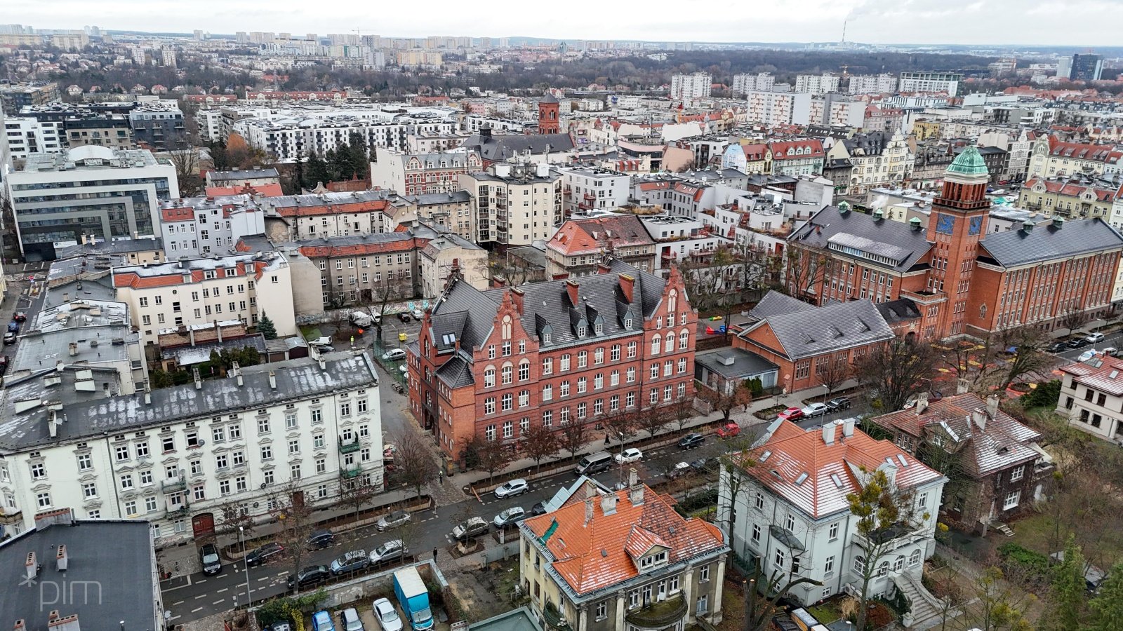 Siedziba Centrum Usług Wspólnych Jednostek Oświaty (CUWJO) na Jeżycach odzyskuje swój historyczny blask fot. PIM