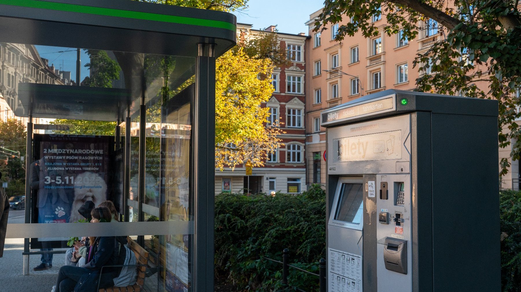 Wiata i stojący przy nim biletomat na placu Cyryla Ratajskiego