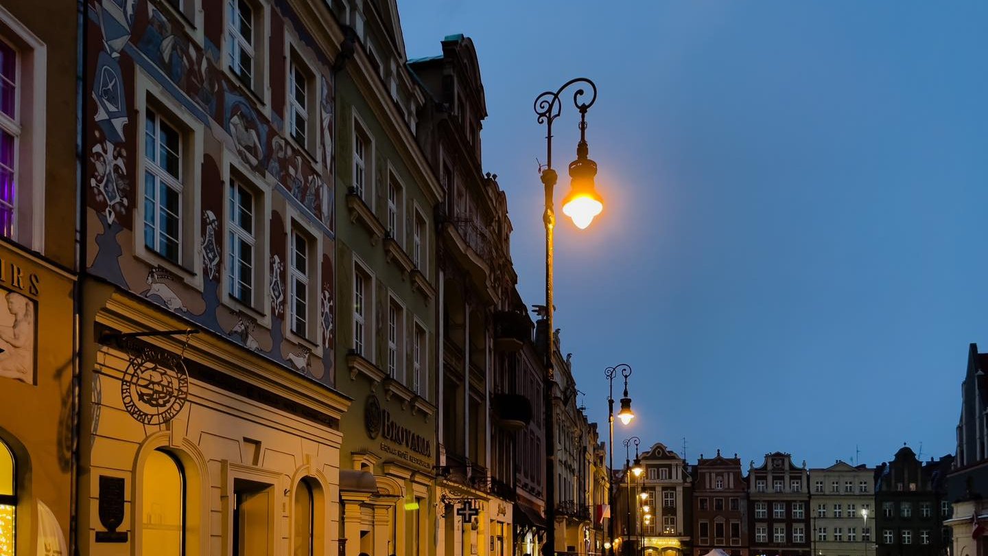 Stary Rynek w nowym oświetleniem i ludźmi chodzącymi po nowej nawierzchni