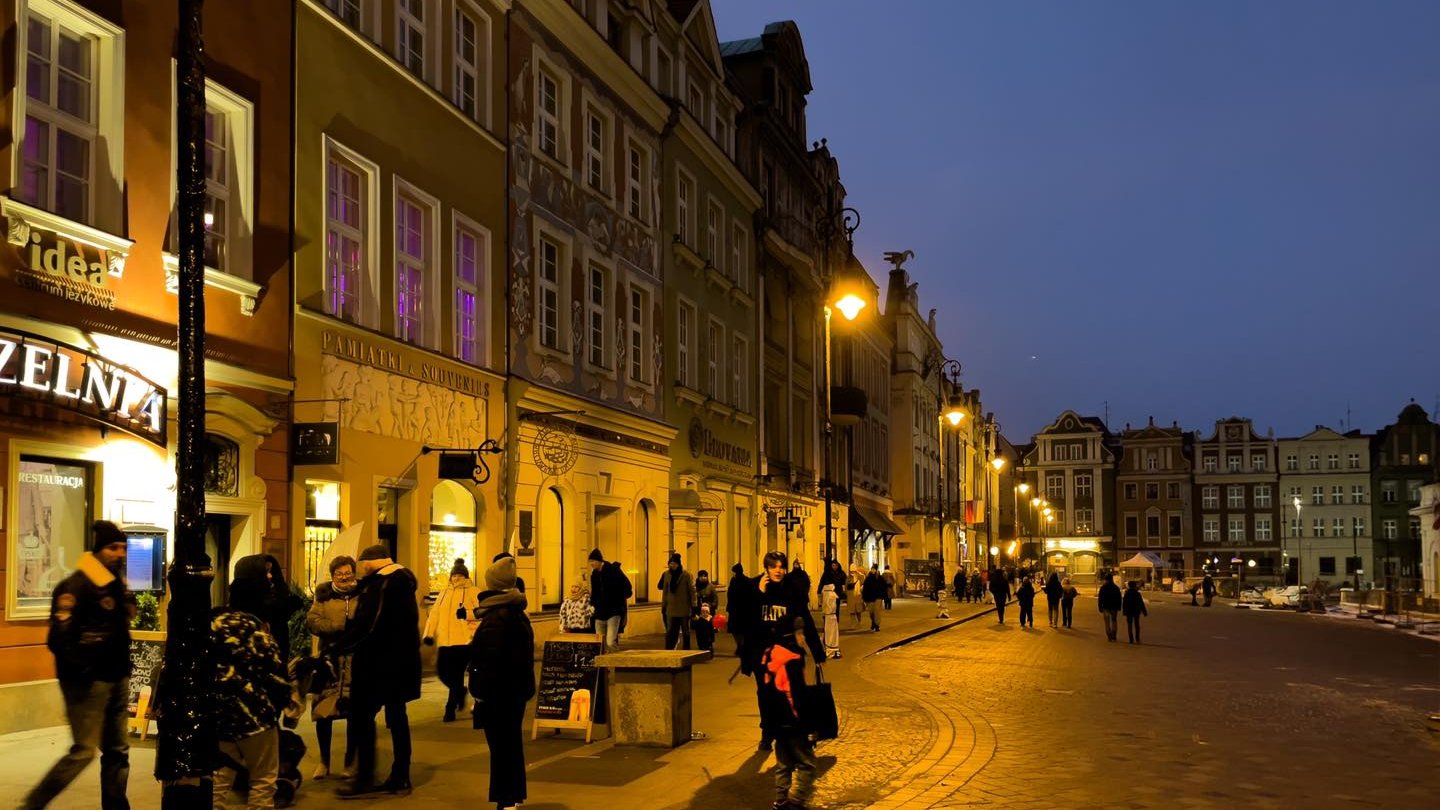 Stary Rynek w nowym oświetleniem i ludźmi chodzącymi po nowej nawierzchni