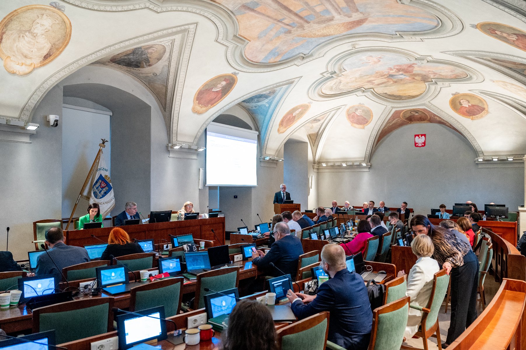 Na zdjeciu sala sesyjna, w niej radni, za mównicą prezydent Poznania - grafika artykułu