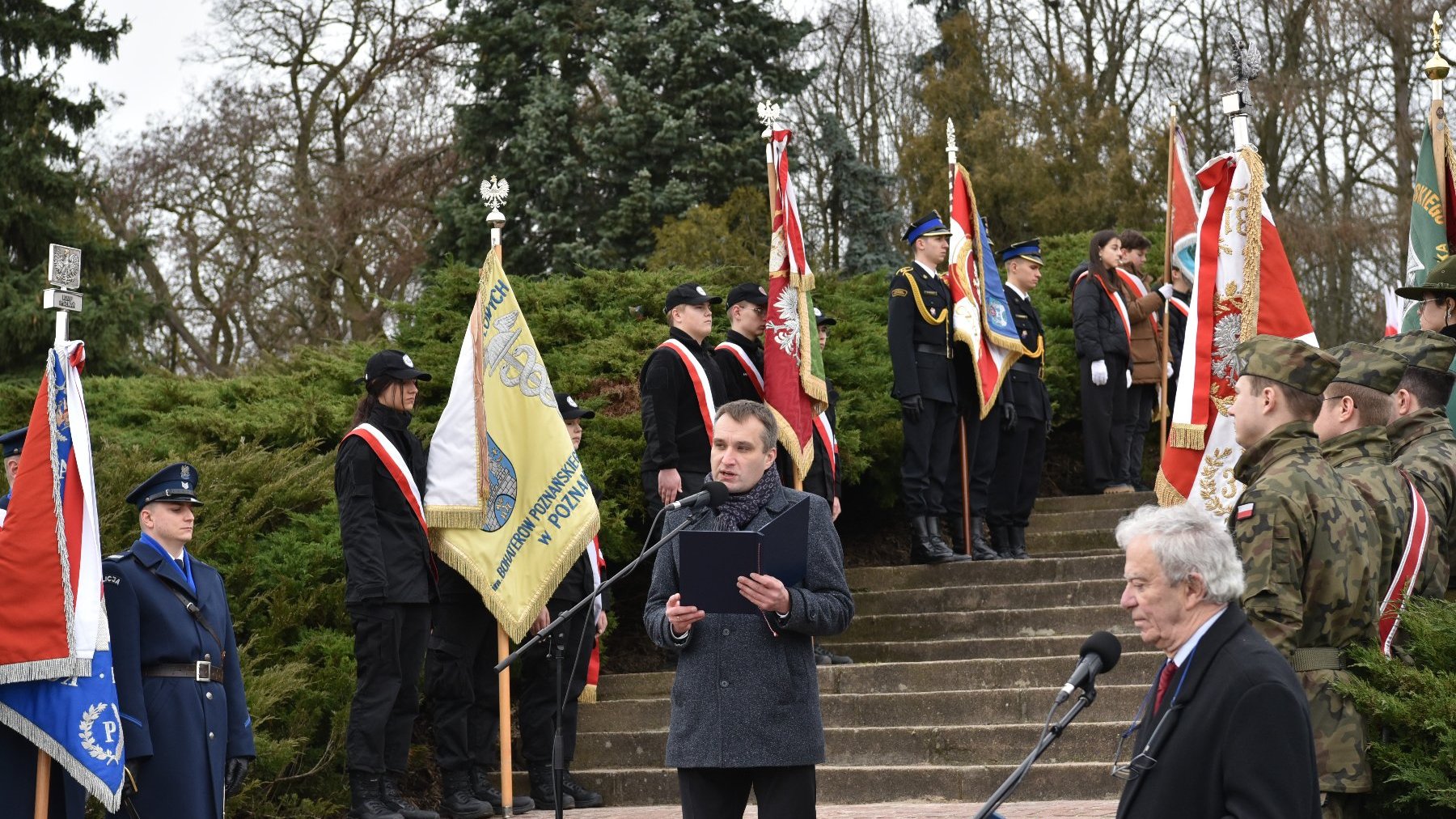 Zdjęcie przedstawia zastępcę prezydenta przemawiającego pod dzwonek pokoju.