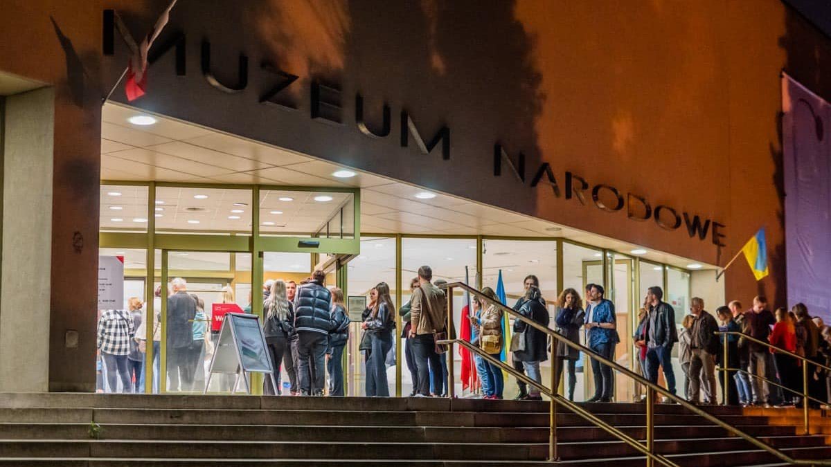 Zdjęcie ludzi stojących w kolejce przed wejściem do Muzeum Narodowego w Poznaniu