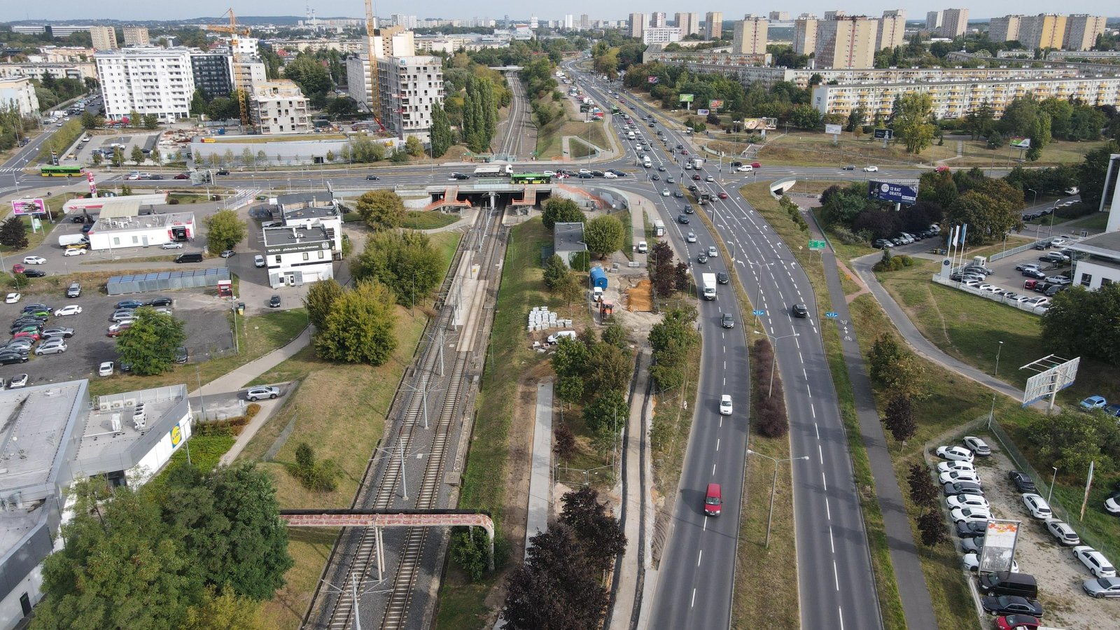 Widok z lotu ptaka na nową dorgę rowerową wzdłuż ul. Mieszka I, po której jeżdżą samochody. Po drugiej strony - tory Poznańskiego Szybkiego Tramwaju