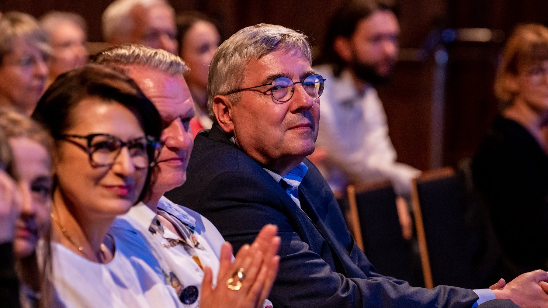 Na zdjęćiu przewodniczący rady miasta wśród publiczności